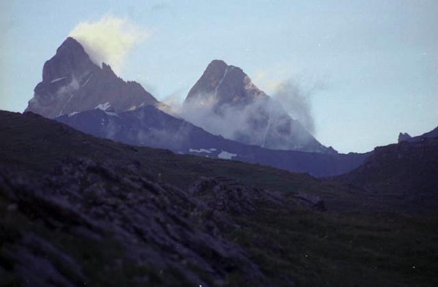 Goléon p01-26.jpg - COUCHER DE SOLEIL. Je me détourne du massif de la Meije et descends vers le lac. Les derniers rayons de soleil s'attardent sur les aiguilles d'Arve.Copyright PiR.